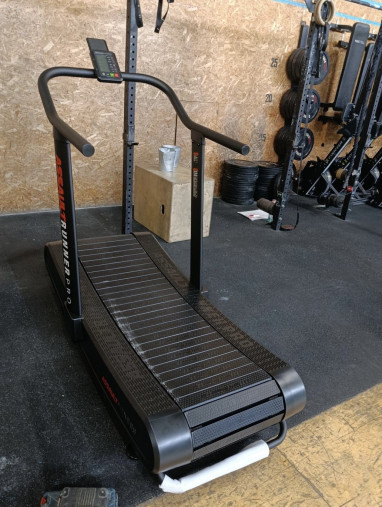 Беговая дорожка Assault Runner Pro (модель 2026, красный логотип) с изогнутым беговым полотном гусеничного типа Беговая дорожка Assault Runner Pro (модель 2026, красный логотип) с изогнутым беговым полотном гусеничного типа