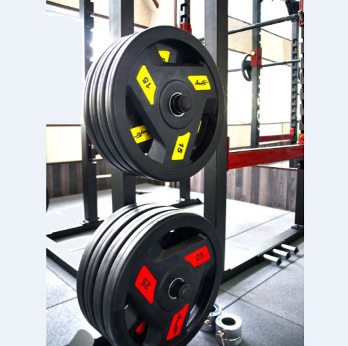 Олимпийский обрезиненный диск AeroFit 15 кг, черно-желтый, с 3-мя хватами. Посадочное кольцо из нержавеющей стали, Ø 51,5 мм Олимпийский обрезиненный диск AeroFit 15 кг, черно-желтый, с 3-мя хватами. Посадочное кольцо из нержавеющей стали, Ø 51,5 мм